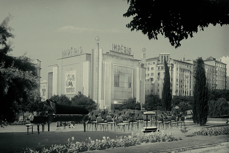 Montagem fotográfica a partir de fotografia de António Passaporte, Cinema Império, [c.1954], Arquivo Municipal de Lisboa