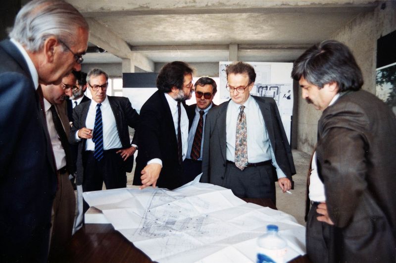 O presidente da CML Jorge Sampaio na Sessão de consignação da segunda fase do Bairro da Horta Nova, 1991
